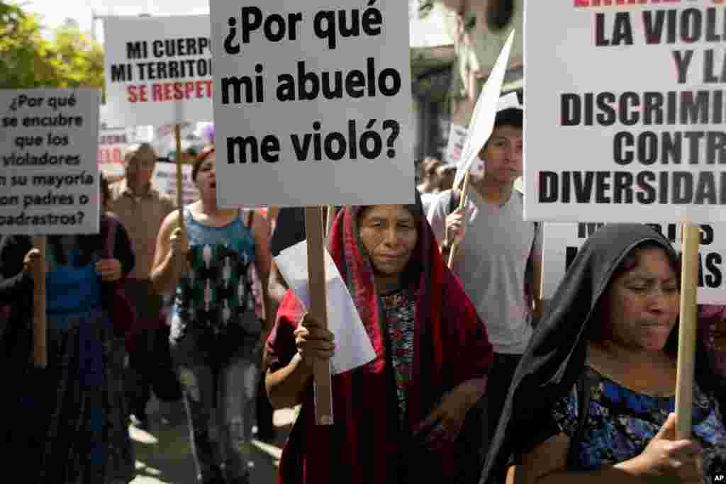 Seorang perempuan dari suku asli membawa papan bertuliskan dalam Bahasa Spanyol &quot;Mengapa kakek saya memperkosa saya?&quot; dalam demonstrasi pada Hari Internasional untuk Penghapusan Kekerasan Terhadap Perempuan di Guatemala City (25/11). (AP/Moises Castillo)