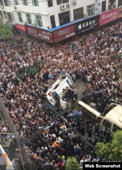 苍南县数千民众将打人城管围困在车中(微博图片)