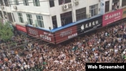 苍南县数千民众将打人城管围困在车中(微博图片)