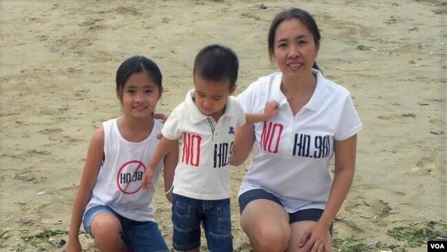 Mẹ Nấm cùng hai con phản đối Trung Quốc đem giàn khoan HD-891 vào vùng biển chủ quyền của Việt Nam.