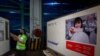 Petugas memeriksa peti kemas berisi vaksin Covid-19 dari China Sinovac Biotech Ltd., saat tiba di Bandara Internasional Soekarno-Hatta dalam pengiriman pertama ke Indonesia, 6 Desember 2020. (Foto: Dhemas Reviyanto /Antara via Reuters)
