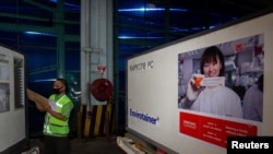 资料照片：中国科兴公司研发生产的新冠病毒疫苗抵达印尼雅加达附近的一个国际机场。（2020年12月6日）