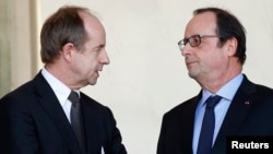 Le président français Francois Hollande et le ministre de la justice Jean-Jacques Urvoas après la réunion hebdomadaire du cabinet à l'Elysée à Paris, le 3 février 2016. (Photo REUTERS/Philippe Wojazer) 