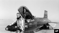Neil Armstrong à côté d'un avion X-15.