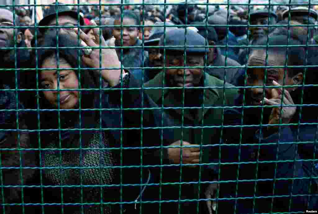 Une queue s'est formée à l'extérieur du bâtiment où l'hommage d'Etienne Tshisekedi a eu lieu, à Bruxelles, en Belgique, le 5 février 2017.