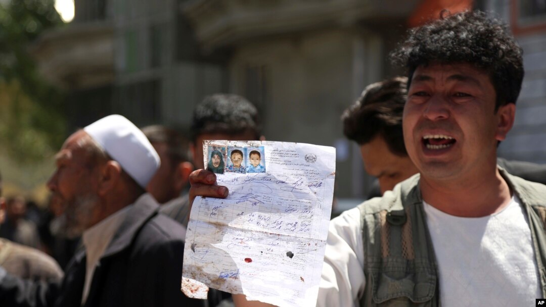 هاووڵاتییەکی ئەفغانی ناسنامەی خزمێکی نیشان دەدات کە لە شوێنی تەقینەوەکە دۆزاوەتەوە