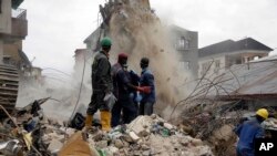 Des secouristes sont sur place après l'effondrement d'un immeuble à Lagos, le 26 juillet 2017.