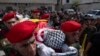 Pengawal kehormatan Palestina membawa jenazah Fares Abu Samra, remaja 14 tahun, saat upacara pemakamannya di kota Qalqilya, Tepi Barat, Kamis, 27 Juli 2023.