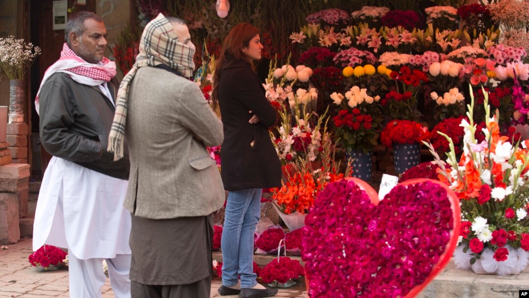 People buy flowers to celebrate Valentine's Day in Islamabad, Pakistan, Feb. 14, 2018. Pakistan's media regulatory authority, acting on a court order, has instructed all news channels, radio stations and print media to refrain from promoting Valentine's Day. 