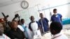 Le président tanzanien John Pombe Magufuli s'entretient avec le personnel médical et les victimes de l'explosion du pétrolier Morogoro, à l'hôpital national Muhimbili de Dar es Salaam, le 11 août 2019. (AFP)