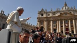 Le pape François salue la foule depuis la papamobile, sur la place Saint-Pierre au Vatican, le 8 avril 2018 .