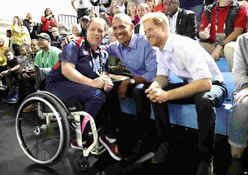 Barack Obama et le prince Harry posent avec une personne handicapée lors des Jeux Invictus, Toronto, Canada, 29 septembre 3017.