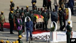 Jenazah mantan Presiden Zimbabwe Robert Mugabe setibanya dari Singapore, di Bandara Internasional RG Mugabe, Harare, Kenya, 11 September 2019. (Foto: dok)