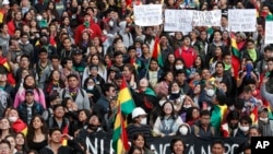 Manifestantes antigubernamentales exigen una segunda vuelta en las elecciones presidenciales, en La Paz, Bolivia. 