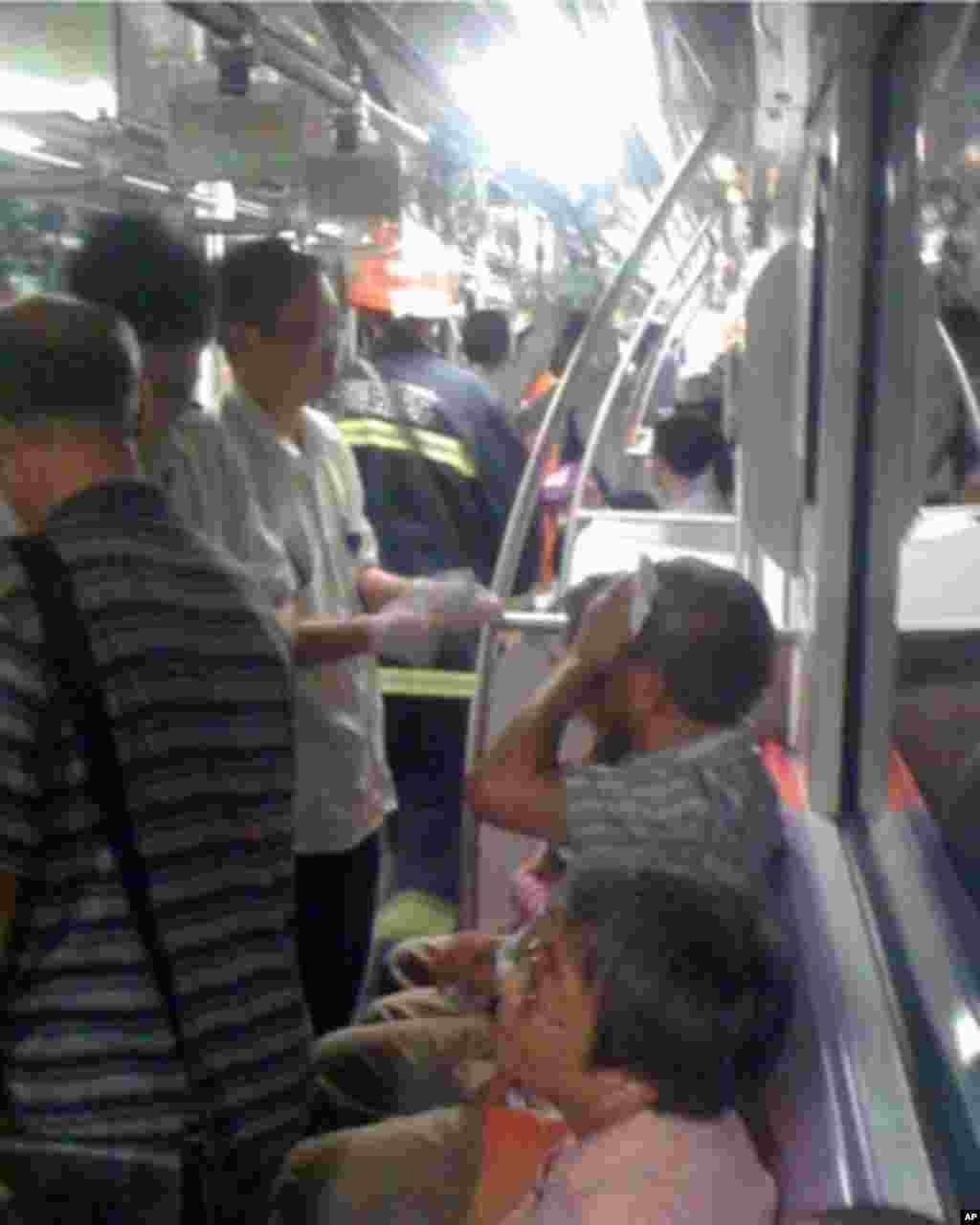 消防人员进了车厢