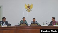 Presiden Joko Widodo didampingi Wakil Presiden Jusuf Kalla, Menkopolhukam Luhut Panjaitan (kiri) dan Sekretaris Kabinet Pramono Anung (kanan) di Kantor Preisen jakarta (21/3). (Foto: Biro Pers Kepresidenan)