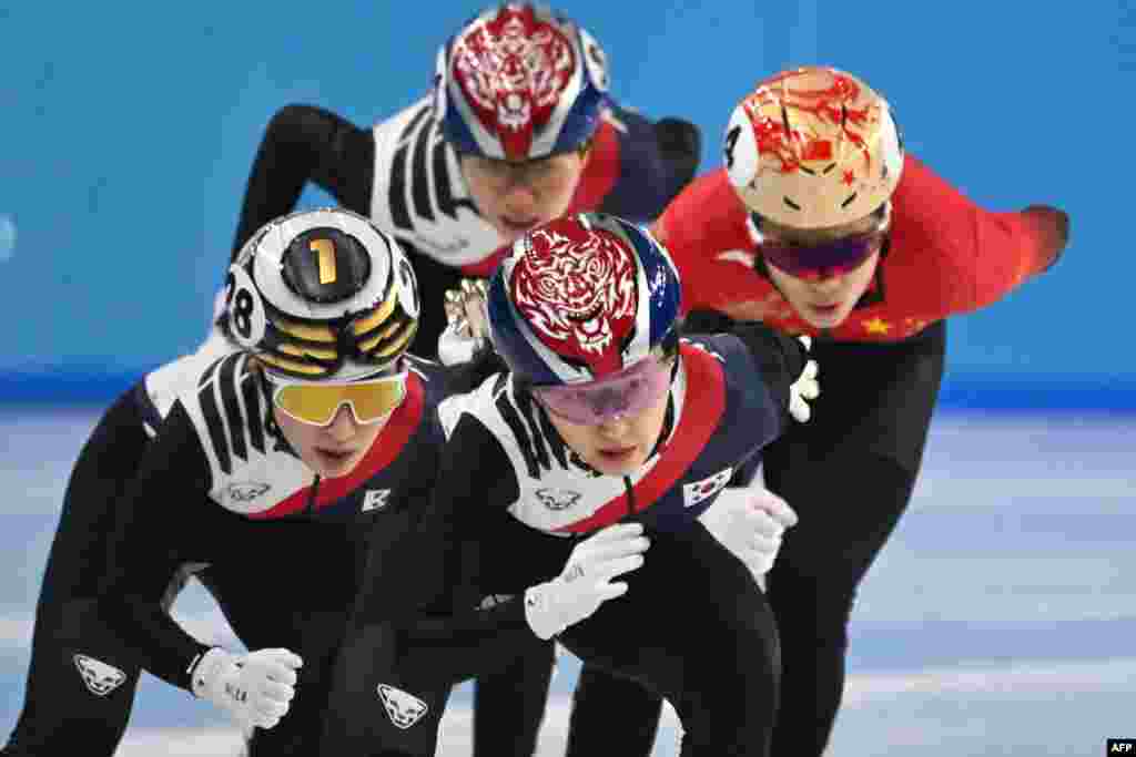 South Korea&#39;s Choi Min-jeong (C) and Kim Gil-li (L) compete in the women&#39;s 1000m final short track speed skating event during the Harbin 2025 Asian Winter Games in Harbin, northeast China&#39;s Heilongjiang province.