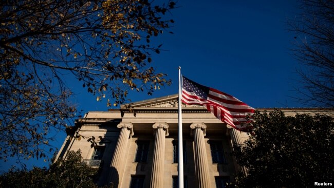 워싱턴 D.C. 시내 미 법무부 청사 앞에 성조기가 게양돼 있다. (자료사진)