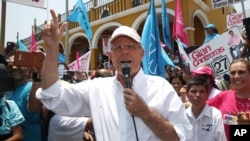 Presidential candidate Pedro Pablo Kuczynski, of the "Peruanos por el Kambio" political party, addresses supporters while campaigning in the Pachacamac neighborhood on the outskirts of Lima, Peru, March 13, 2016.