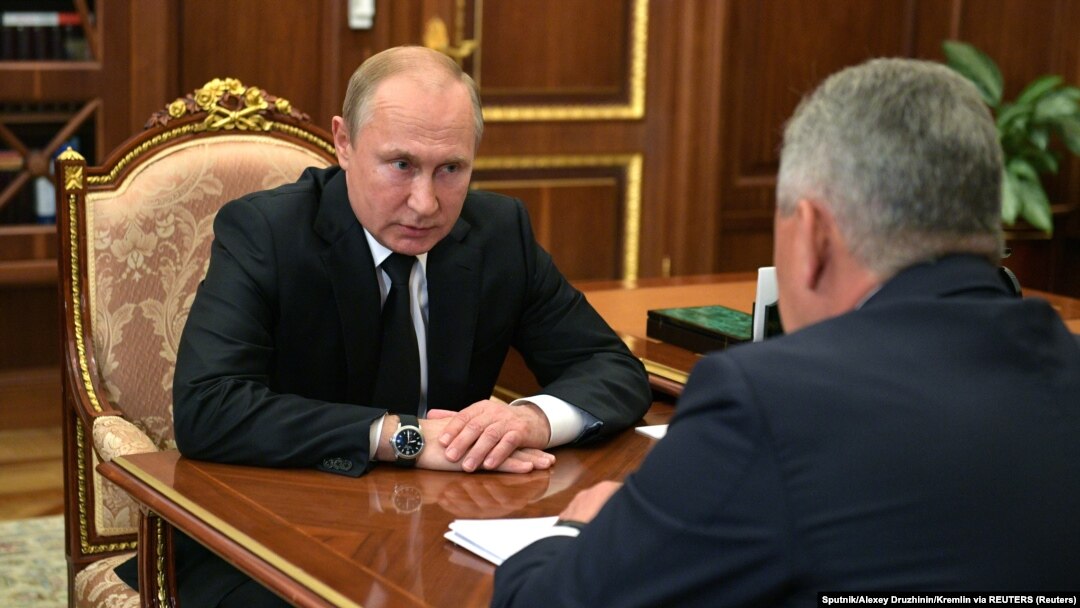 Vladimir Putin i Sergej Šojgu tokom razgovora (Foto: Sputnik/Alexey Druzhinin/Kremlin via REUTERS)