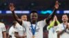 Vinicius Junior del Real Madrid con su medalla tras la victoria ante Borussia Dortmund en la final de la Liga de Campeones, el sábado 1 de junio de 2024, en Londres.