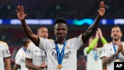 Vinicius Junior del Real Madrid con su medalla tras la victoria ante Borussia Dortmund en la final de la Liga de Campeones, el sábado 1 de junio de 2024, en Londres.