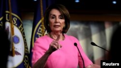 La presidenta de la Cámara de Representantes de EE.UU., Nancy Pelosi, habla con periodistas durante su rueda de prensa semanal en el Capitolio. Washington, mayo 23 de 2019.