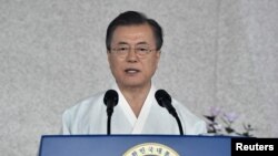 문재인 한국 대통령이 15일 충청남도 천안시 독립기념관에서 열린 제74주년 광복절 정부 경축식에서 축사를 하고 있다.