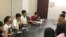 Zack 和各中學代表商量罷課活動。