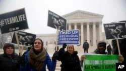 Des manifestants devant la Cour suprême, qui doit décider si les croyances religieuses donnent le droit aux sociétés de refuser de couvrir certaines méthodes de contraception