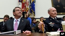 Menteri Pertahanan AS Ash Carter (kiri) dan Ketua Gabungan Kepala Staf Militer Jenderal Martin Dempsey menghadapi pertanyaan sebuah panel Kongres AS dalam dengar keterangan hari Rabu (17/6) di Washington.