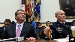 美国国防部长卡特和参谋长联席会议主席邓普西（右）在参议院军事委员会听证会上（2015年6月17日）