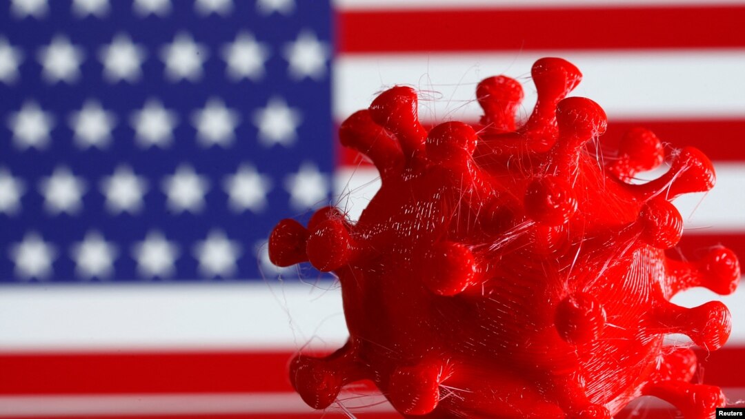 Model virusa korona napravljem 3D štampačem ispred američke zastave (Ilustracija: REUTERS/Dado Ruvić/arhiva)