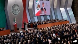 Presiden Meksiko Enrique Pena Nieto menyampaikan pidato kenegaraan di Istana Nasional di Mexico City, 2 September 2017. 