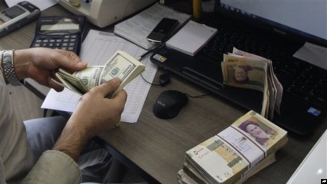 Službenik u iranskoj banci menja rijale za dolare