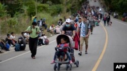 Migrantes hondureños, parte de una caravana que iba a Estados Unidos, caminan por una carretera en Camotán, Guatemala, el 16 de enero de 2021. -