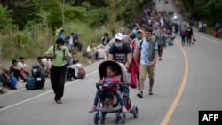 Migrantes hondureños, parte de una caravana que iba a Estados Unidos, caminan por una carretera en Camotán, Guatemala, el 16 de enero de 2021. -