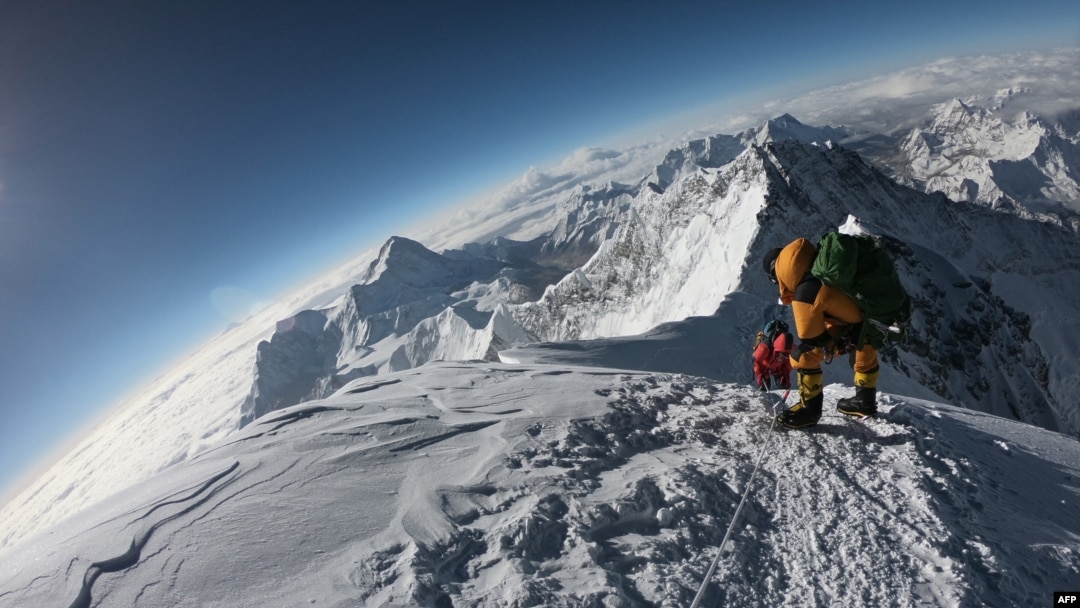 Para pendaki gunung menuju puncak Gunung Everest di sisi selatan dari Nepal, 17 Mei 2018.