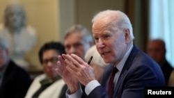 El presidente de EE. UU., Joe Biden, sostiene un encuentro con la prensa antes de comenzar la reunión con el gabinete de la Casa Blanca, en Washington DC, el 3 de marzo de 2022.