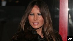 "Ese no es el hombre que conozco", dice Melania Trump de los comentarios grabados de su esposo hablando en forma vulgar de mujeres.