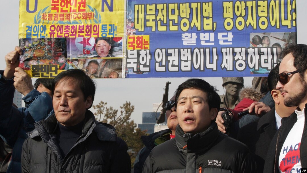 20일 서울 용산구 전쟁기념관 앞에서 탈북단체인 자유북한운동연합과 미국 인권단체인 HRF가 대북전단 기습 살포 관련 기자회견을 열었다.