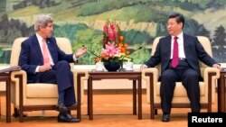 Ngoại trưởng Mỹ John Kerry nói chuyện với Chủ tịch Trung Quốc Tập Cận Bình tại Đại lễ đường Nhân dân ở Bắc Kinh, 14/2/2014