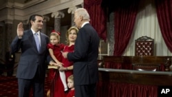 Senator Ted Kruz, iz Teksasa, polaže zakletvu pred američkim potpredsednikom Džoom Bajdenom