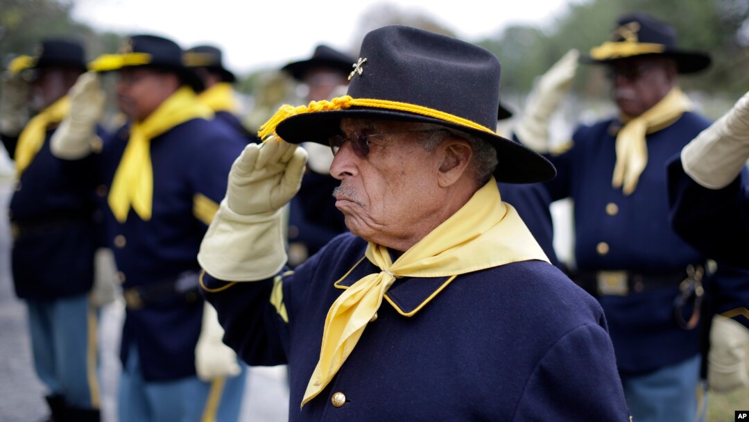 "Buffalo Soldiers" - "Vojnici bizoni" učestvuju u obeležavanju Dana veterana u San Antoniju u Teksasu, 11. novembra 2014. (Foto: AP /Eric Gay)