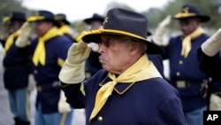 "Buffalo Soldiers" - "Vojnici bizoni" učestvuju u obeležavanju Dana veterana u San Antoniju u Teksasu, 11. novembra 2014. (Foto: AP /Eric Gay)