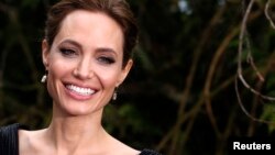 La directora y actriz Angelina Jolie informó que tiene varicela.