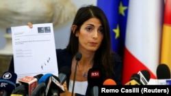 Virginia Raggi annonce qu'elle rejette la candidature de Rome aux JO 2024 en conférence de presse à Rome en Italie, le 21 septembre 2016.