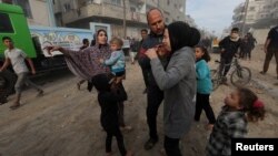 Palestinci bježe posle izraelskoh napada na Ramalu, u Pojasu Gaze (Foto: REUTERS/Ibraheem Abu Mustafa)