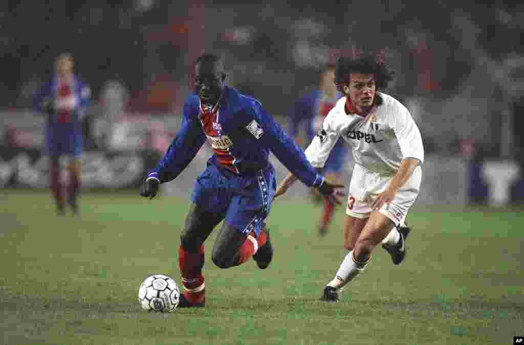 Sabon shugaban kasar Liberia, George Weah lokacin da yake dan wasan kwallon kafa