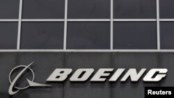 Logo Boeing di kantor pusat perusahaan tersebut di Chicago. (Foto: dok).